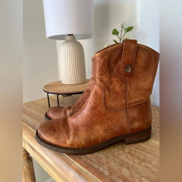 Vince Camuto Payatt   Round Toe Leather  Ankle Boot. Size 7 - Picture 2 of 6